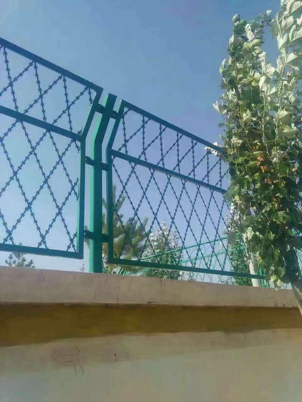 監(jiān)獄護(hù)欄網(wǎng)上必須添加刀片刺繩的原因？